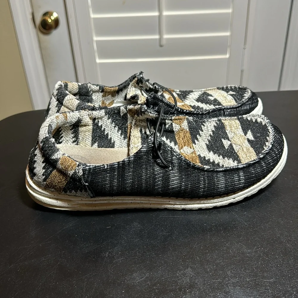 HEY Dude Wendy aztec  size 9 slipon loafer sneakers